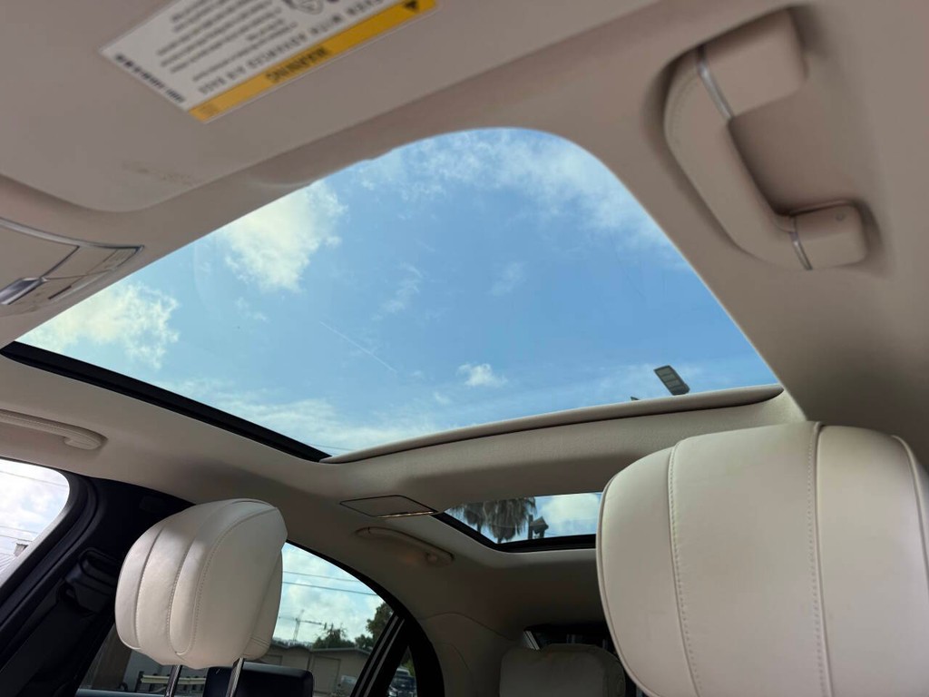 Mercedes-Benz S-Class Vehicle Full-screen Gallery Image 21