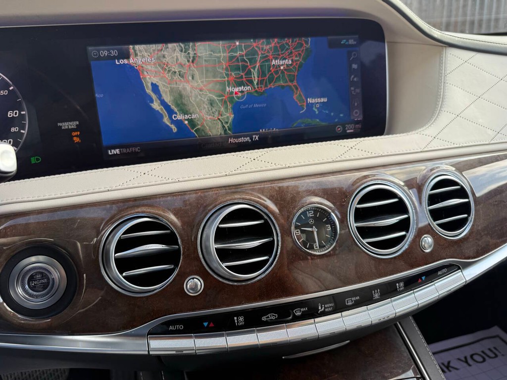 Mercedes-Benz S-Class Vehicle Full-screen Gallery Image 22