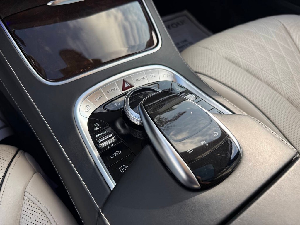 Mercedes-Benz S-Class Vehicle Full-screen Gallery Image 24