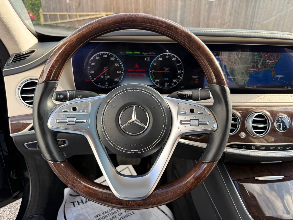 Mercedes-Benz S-Class Vehicle Full-screen Gallery Image 25