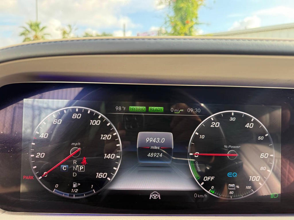 Mercedes-Benz S-Class Vehicle Full-screen Gallery Image 28