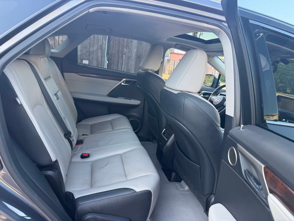 Lexus RX 350 Vehicle Full-screen Gallery Image 16