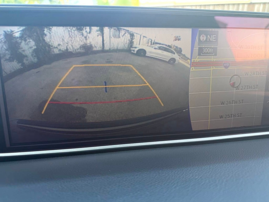Lexus RX 350 Vehicle Full-screen Gallery Image 21
