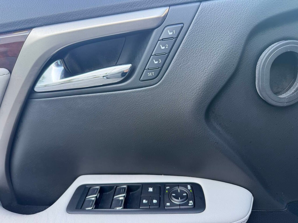 Lexus RX 350 Vehicle Full-screen Gallery Image 25