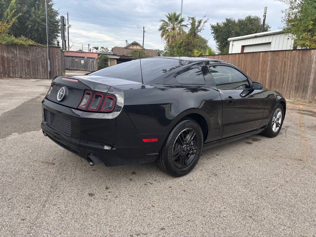 Ford Mustang Vehicle Full-screen Gallery Image 07