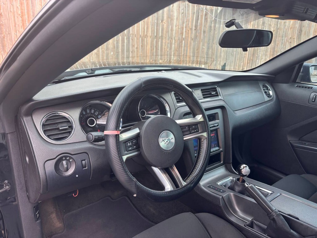 Ford Mustang Vehicle Full-screen Gallery Image 08