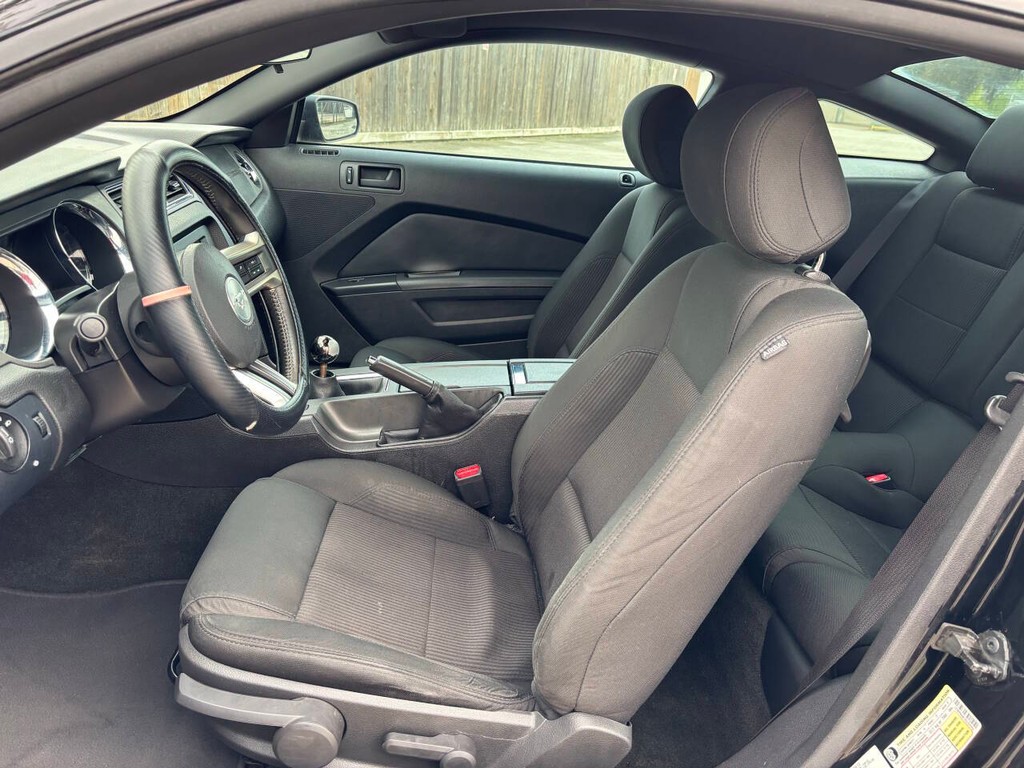 Ford Mustang Vehicle Full-screen Gallery Image 09