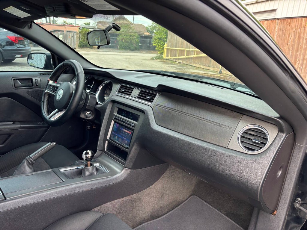 Ford Mustang Vehicle Full-screen Gallery Image 11