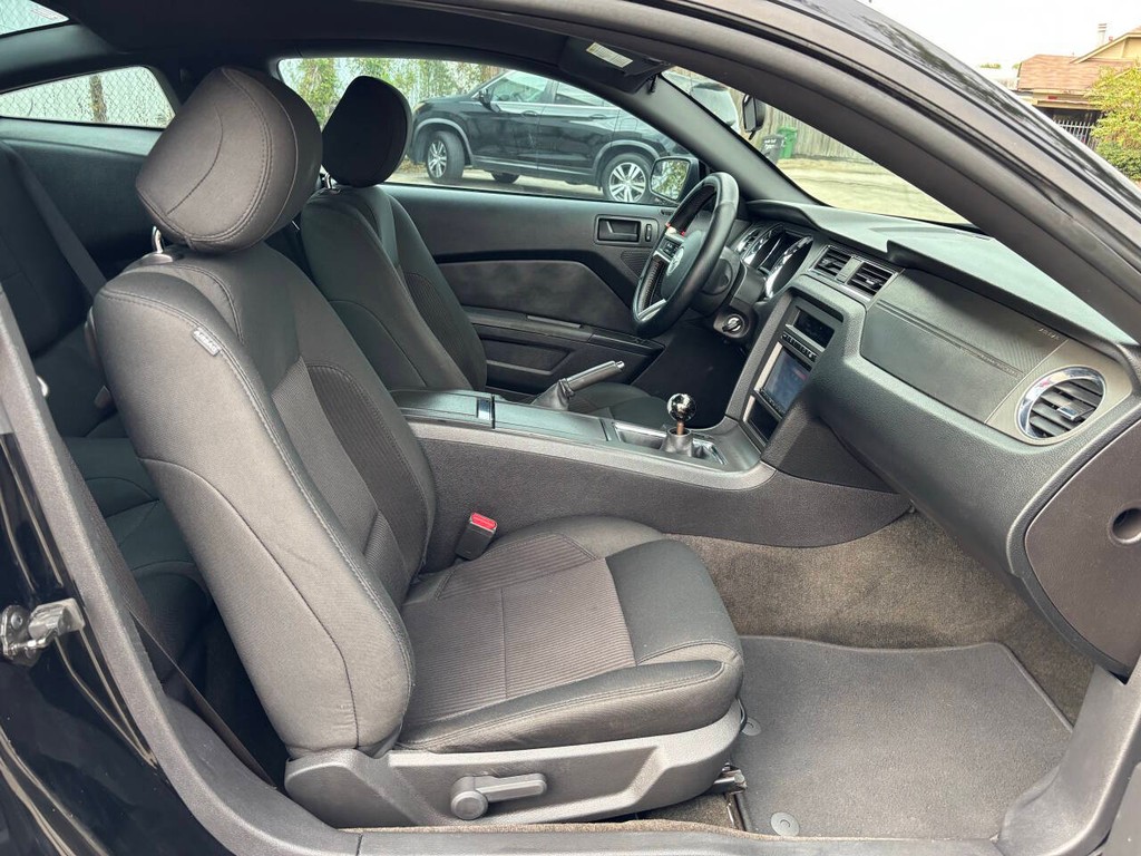 Ford Mustang Vehicle Full-screen Gallery Image 12