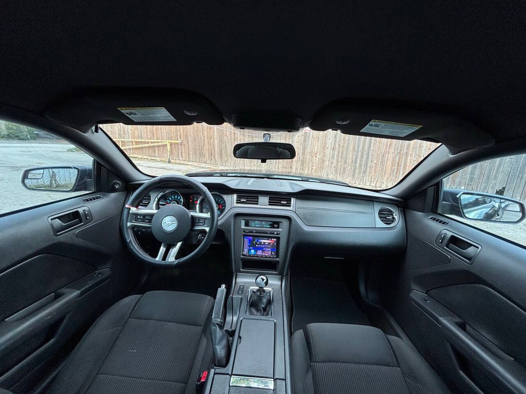 Ford Mustang Vehicle Full-screen Gallery Image 16