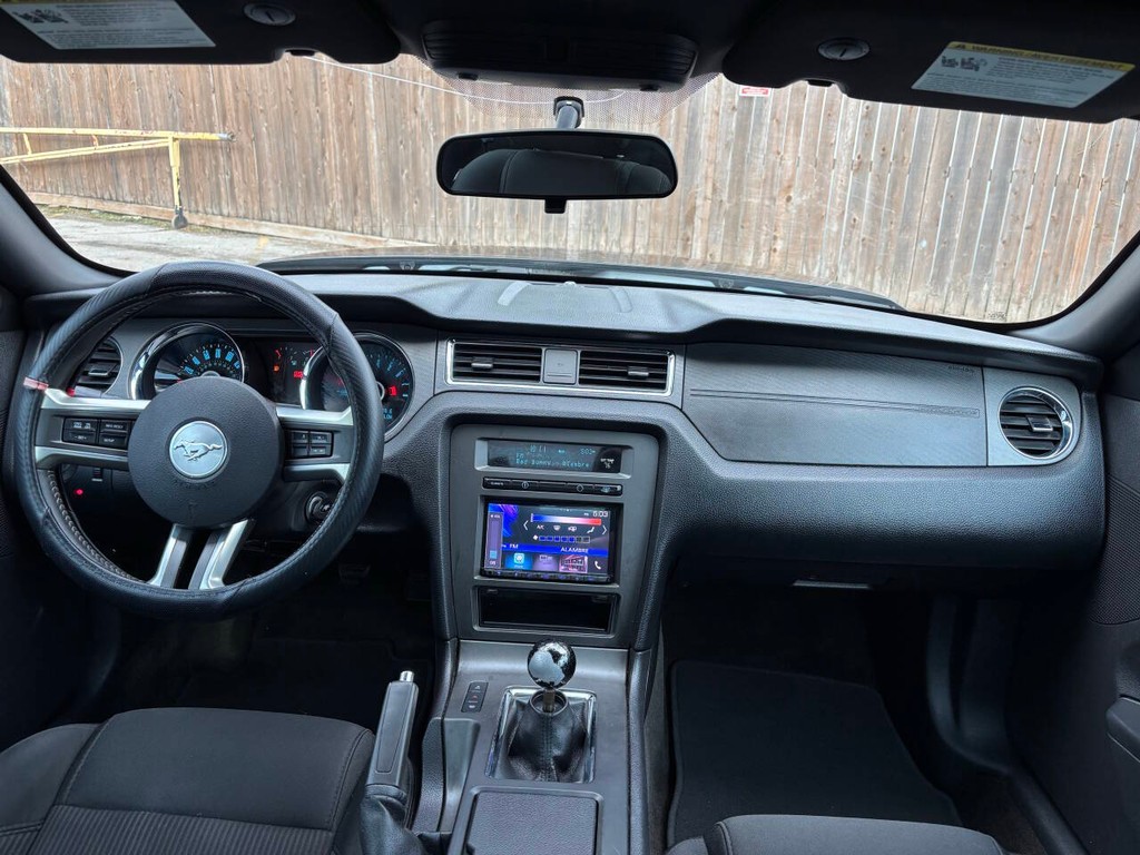 Ford Mustang Vehicle Full-screen Gallery Image 17