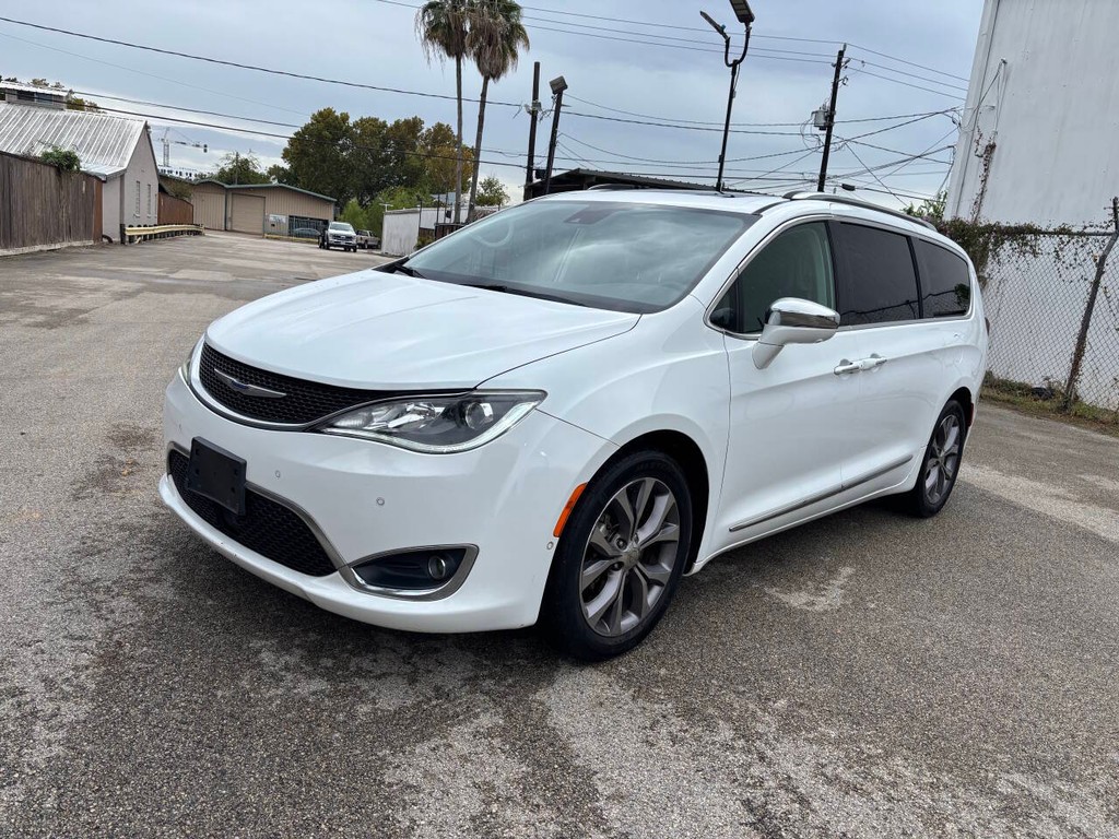 Chrysler Pacifica Vehicle Full-screen Gallery Image 04