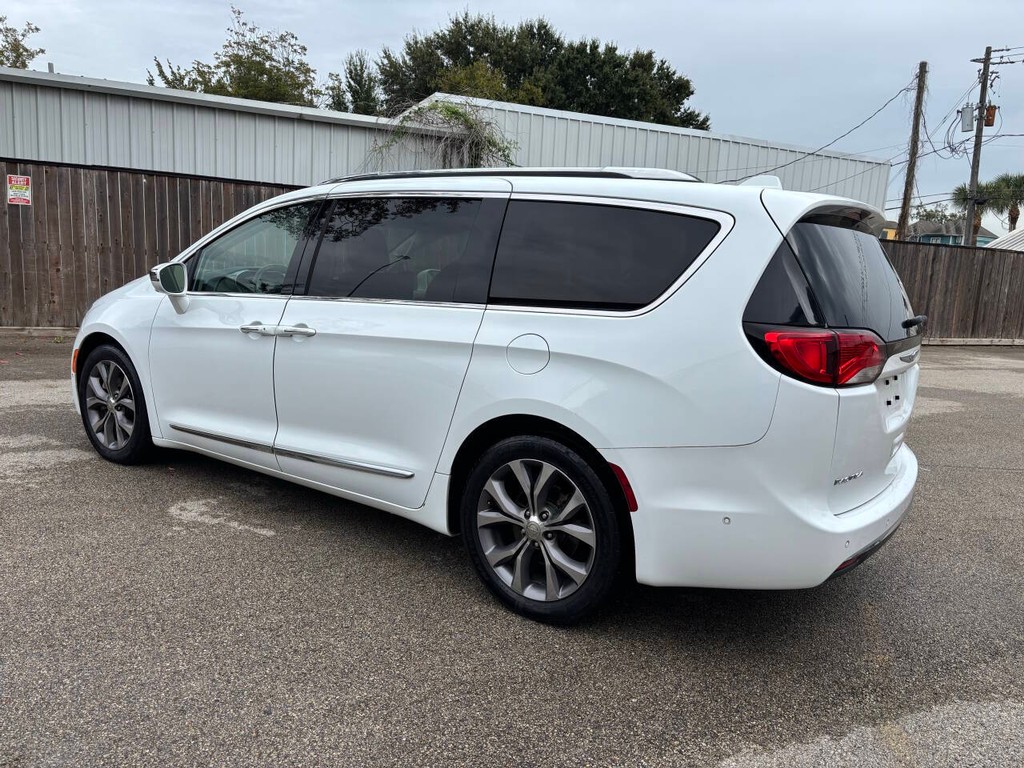 Chrysler Pacifica Vehicle Full-screen Gallery Image 05