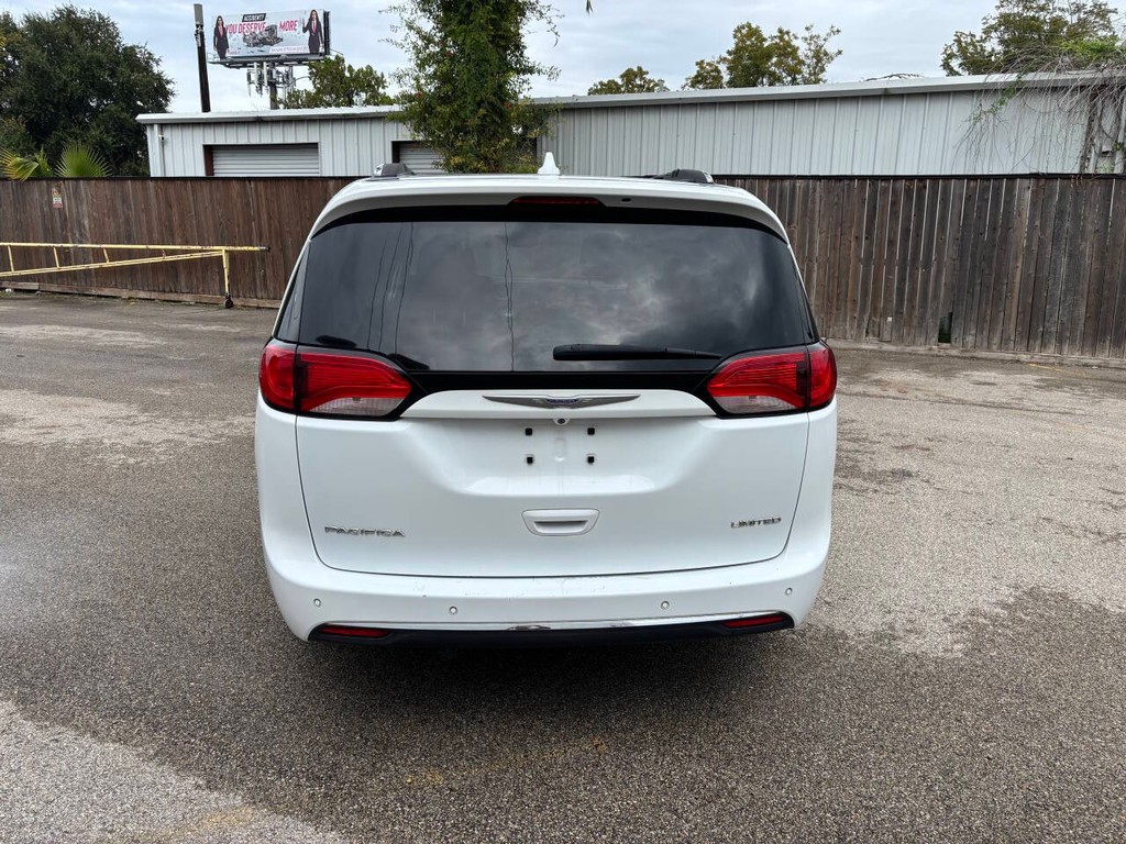 Chrysler Pacifica Vehicle Full-screen Gallery Image 06