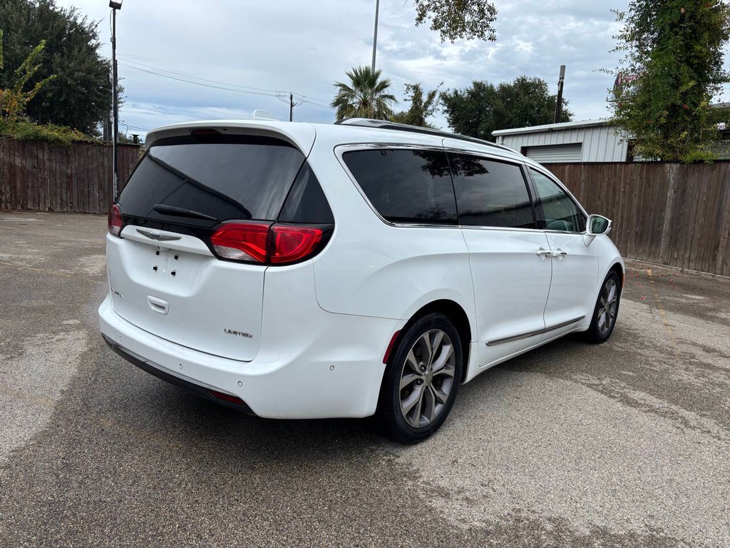 Chrysler Pacifica Vehicle Full-screen Gallery Image 07