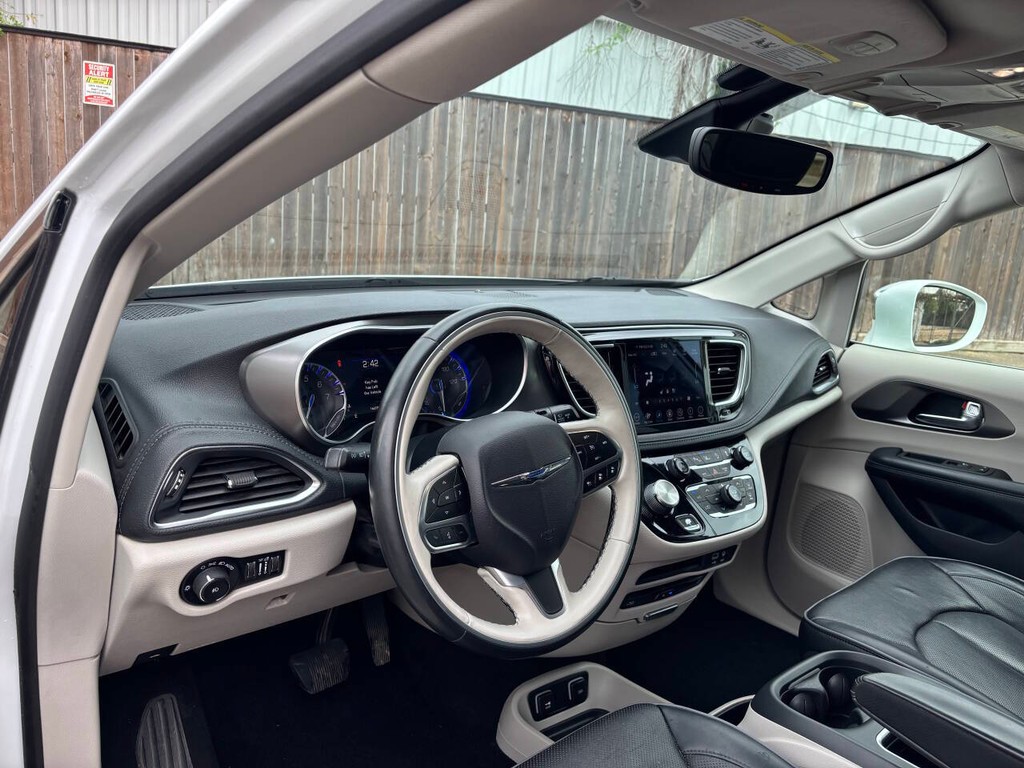 Chrysler Pacifica Vehicle Full-screen Gallery Image 08