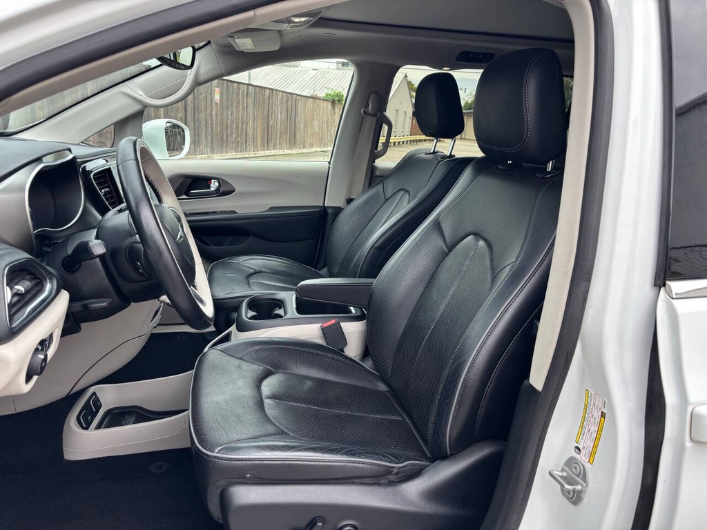 Chrysler Pacifica Vehicle Full-screen Gallery Image 09