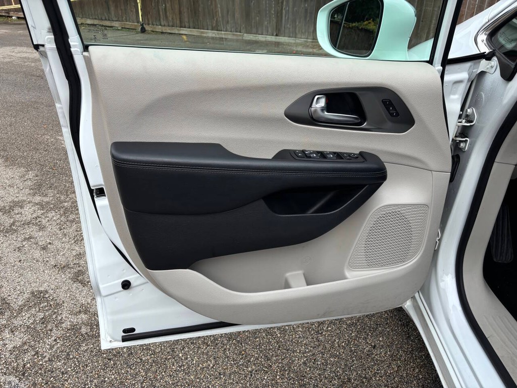 Chrysler Pacifica Vehicle Full-screen Gallery Image 10