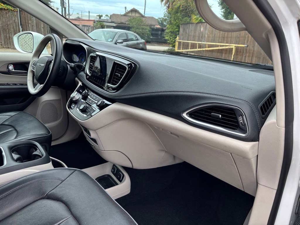 Chrysler Pacifica Vehicle Full-screen Gallery Image 11