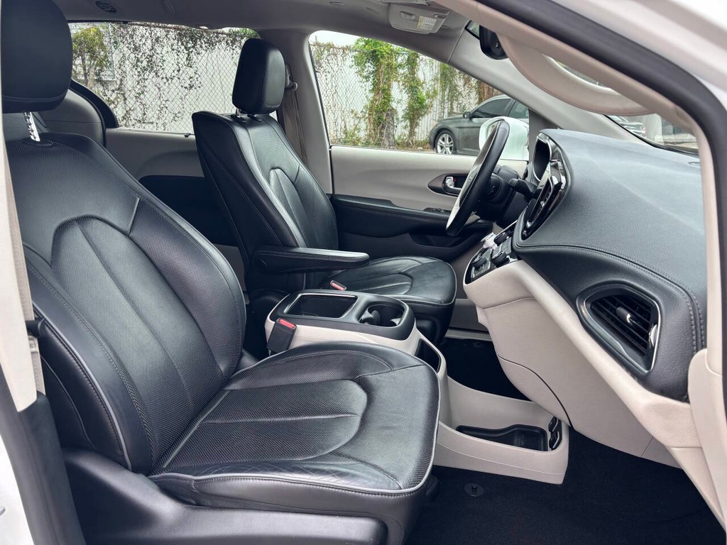 Chrysler Pacifica Vehicle Full-screen Gallery Image 12