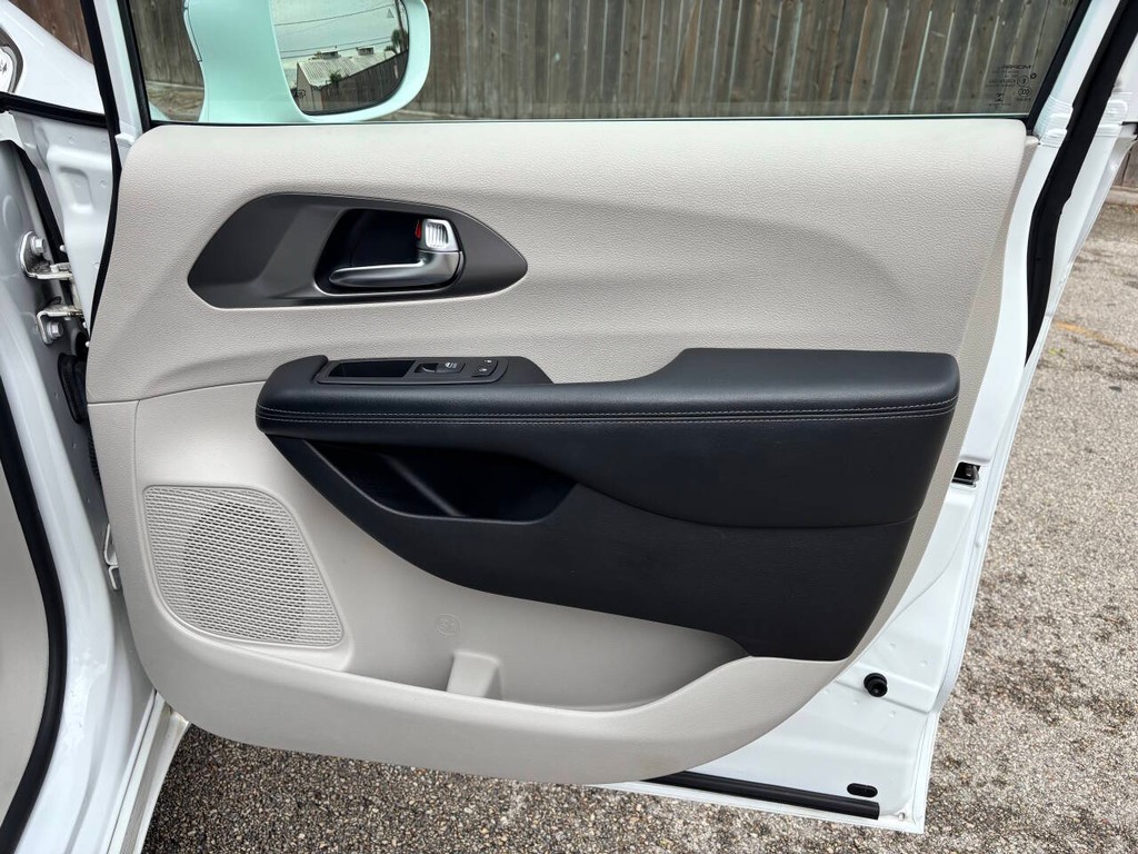 Chrysler Pacifica Vehicle Full-screen Gallery Image 13