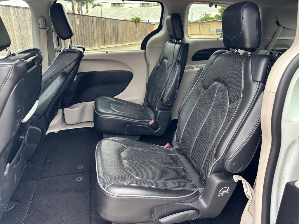Chrysler Pacifica Vehicle Full-screen Gallery Image 14