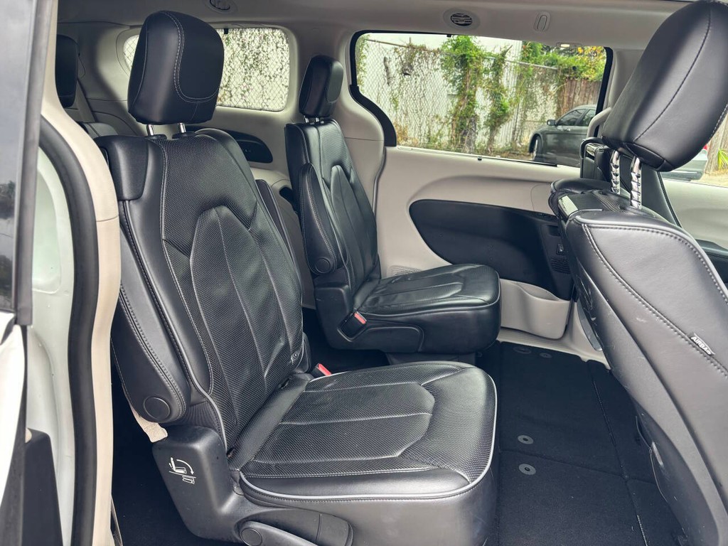 Chrysler Pacifica Vehicle Full-screen Gallery Image 15