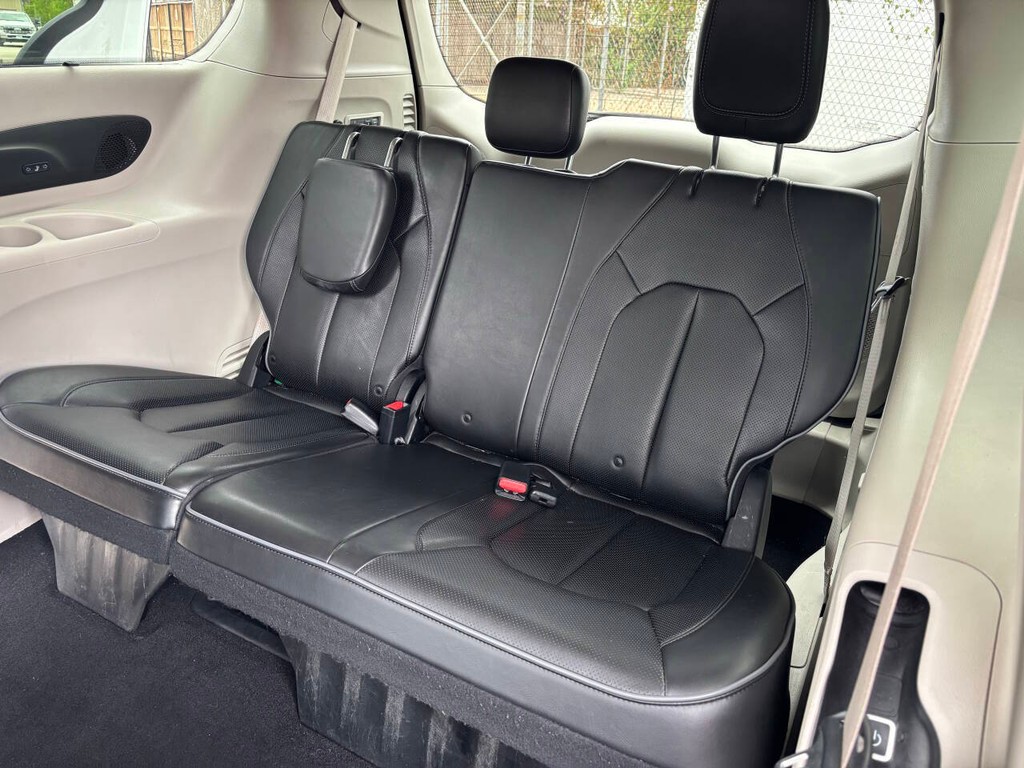 Chrysler Pacifica Vehicle Full-screen Gallery Image 16