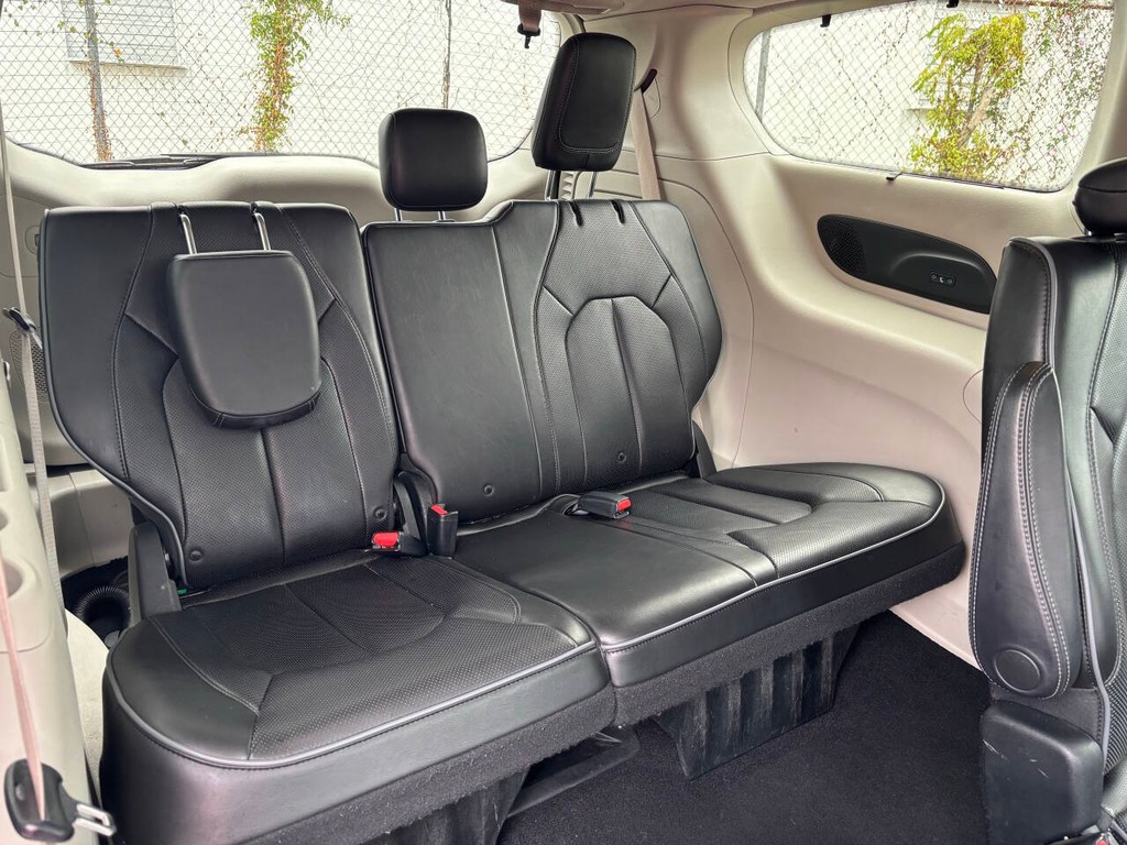 Chrysler Pacifica Vehicle Full-screen Gallery Image 17