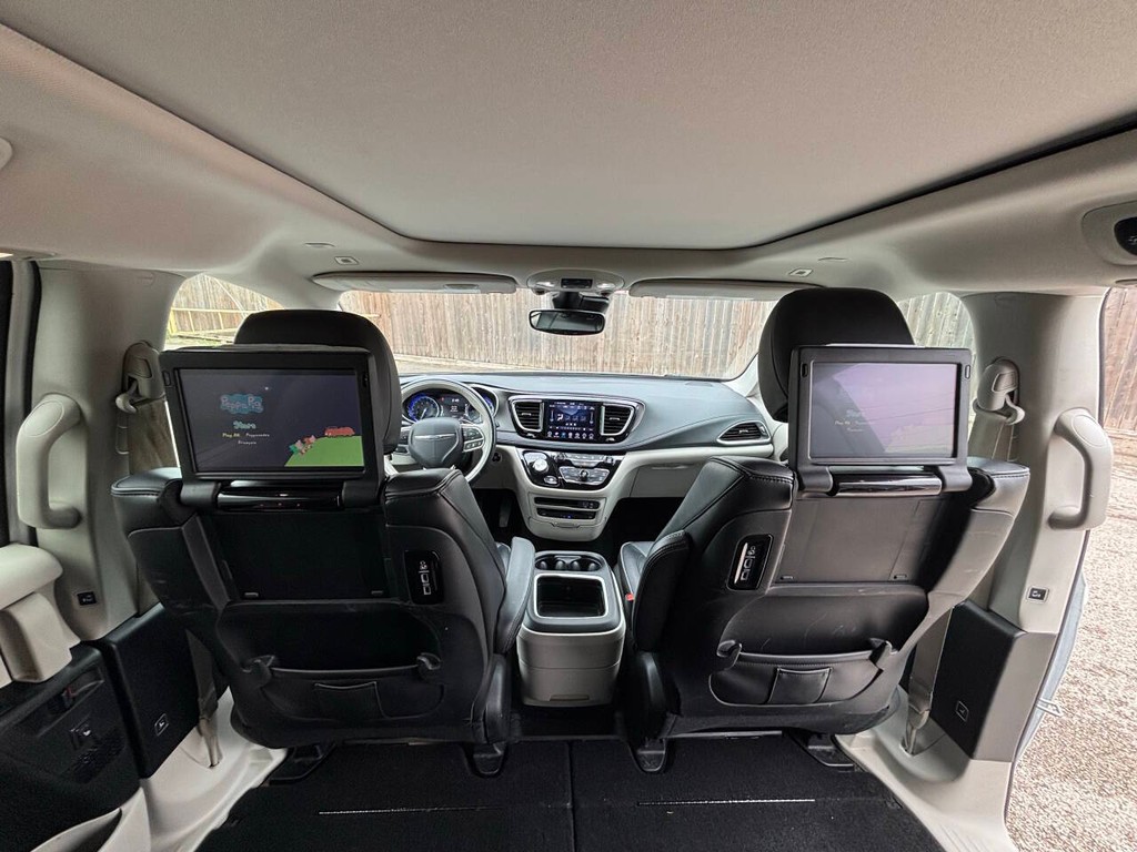 Chrysler Pacifica Vehicle Full-screen Gallery Image 18