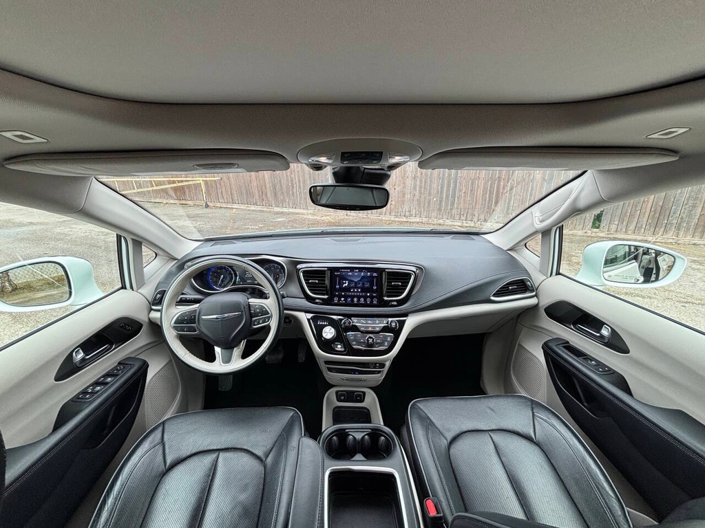 Chrysler Pacifica Vehicle Full-screen Gallery Image 19