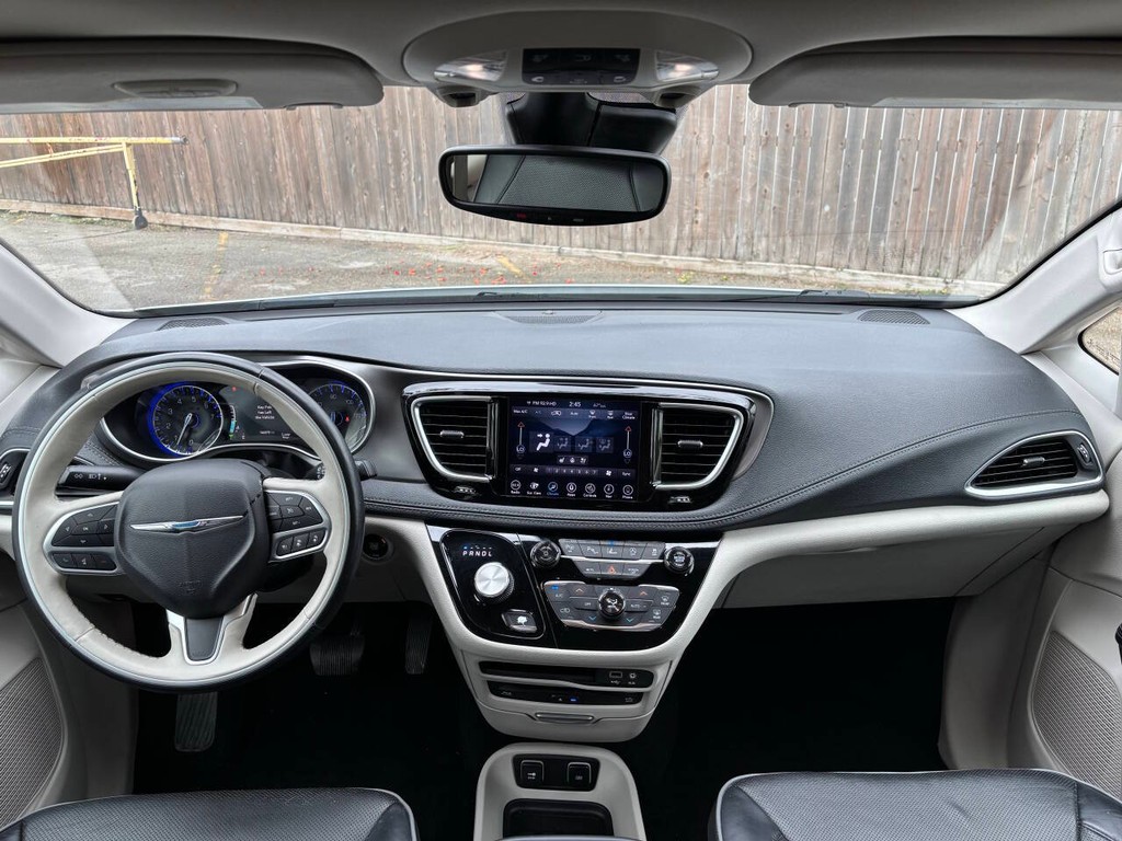 Chrysler Pacifica Vehicle Full-screen Gallery Image 20