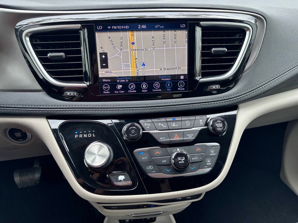 Chrysler Pacifica Vehicle Full-screen Gallery Image 21