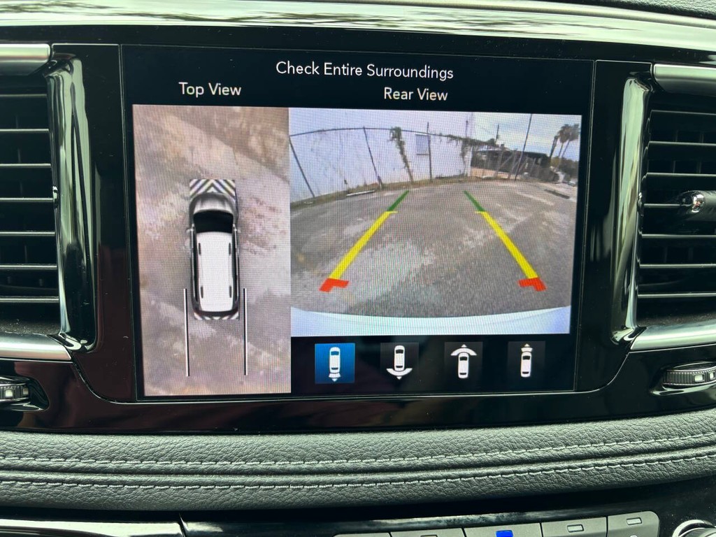 Chrysler Pacifica Vehicle Full-screen Gallery Image 22