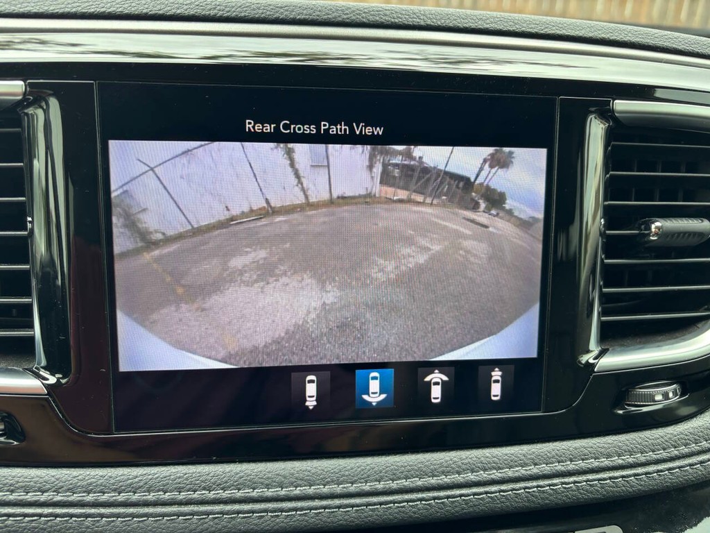 Chrysler Pacifica Vehicle Full-screen Gallery Image 23