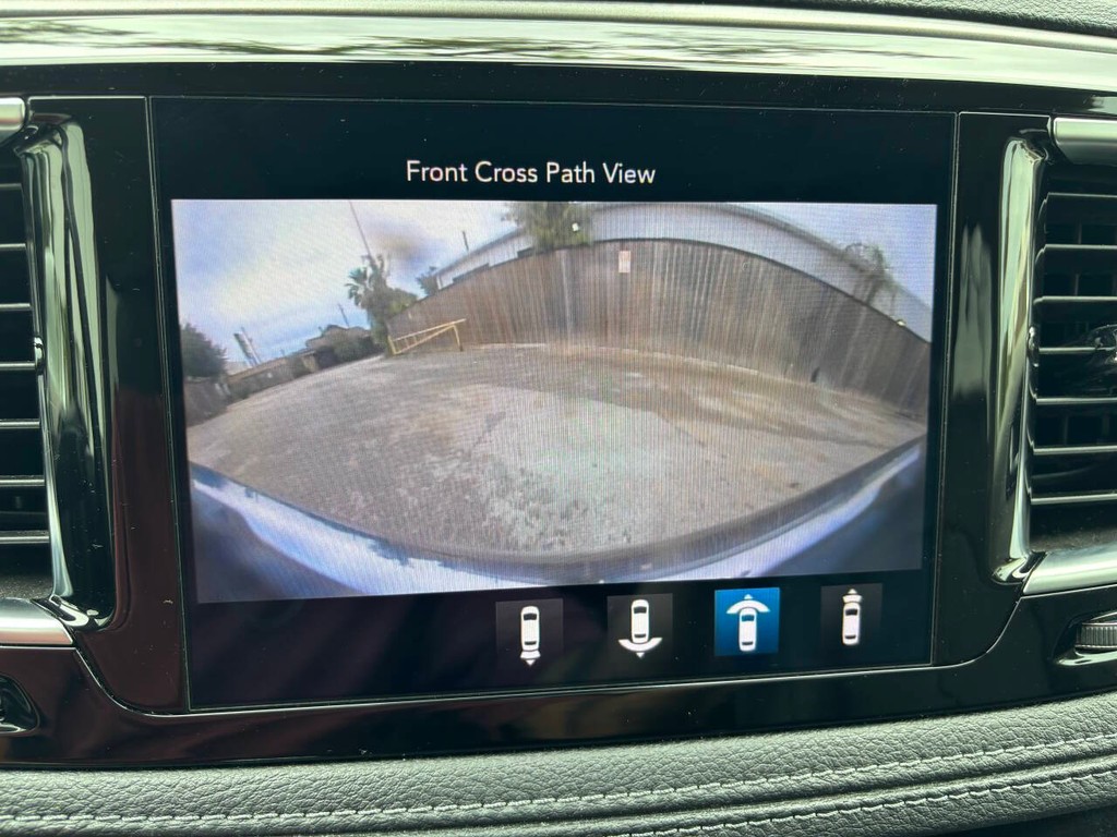 Chrysler Pacifica Vehicle Full-screen Gallery Image 24