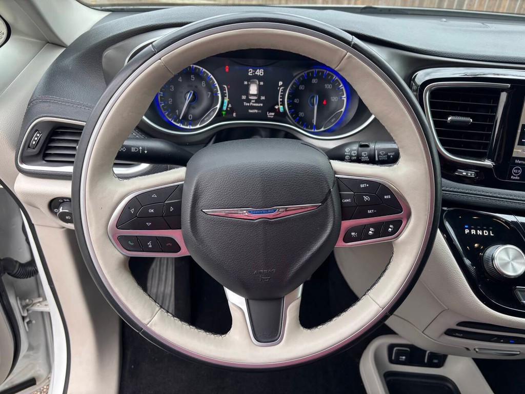 Chrysler Pacifica Vehicle Full-screen Gallery Image 26