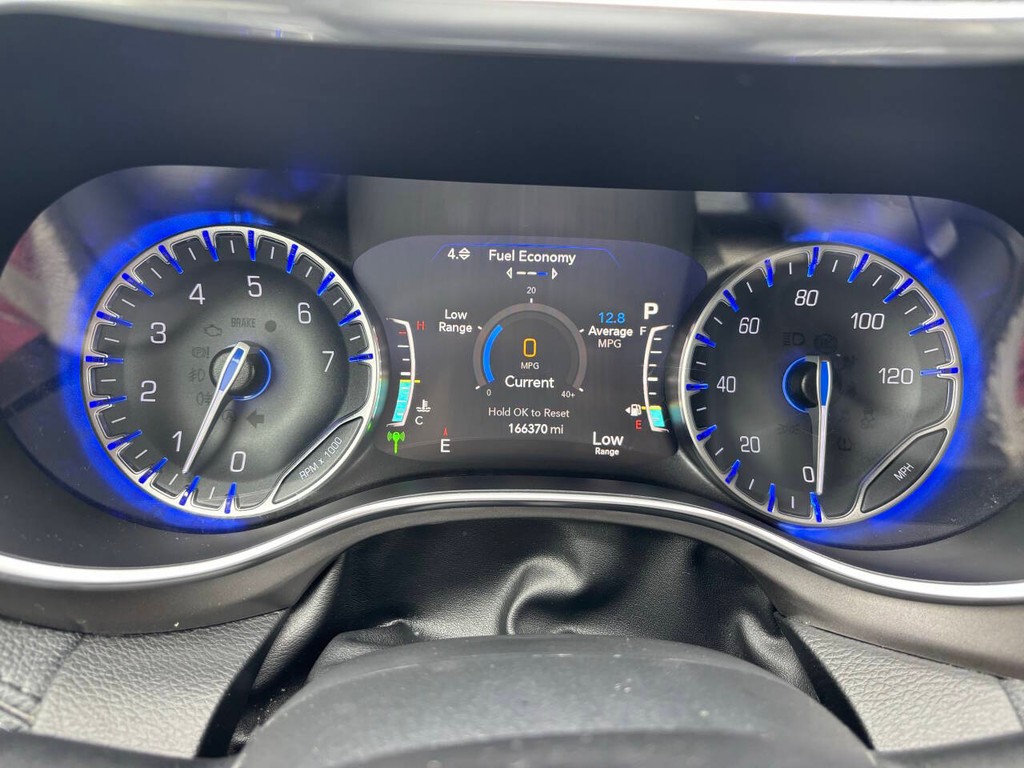 Chrysler Pacifica Vehicle Full-screen Gallery Image 28