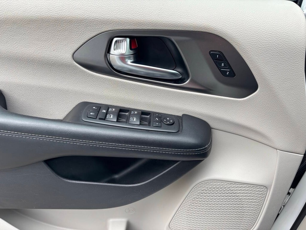 Chrysler Pacifica Vehicle Full-screen Gallery Image 30