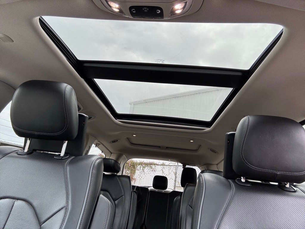 Chrysler Pacifica Vehicle Full-screen Gallery Image 32