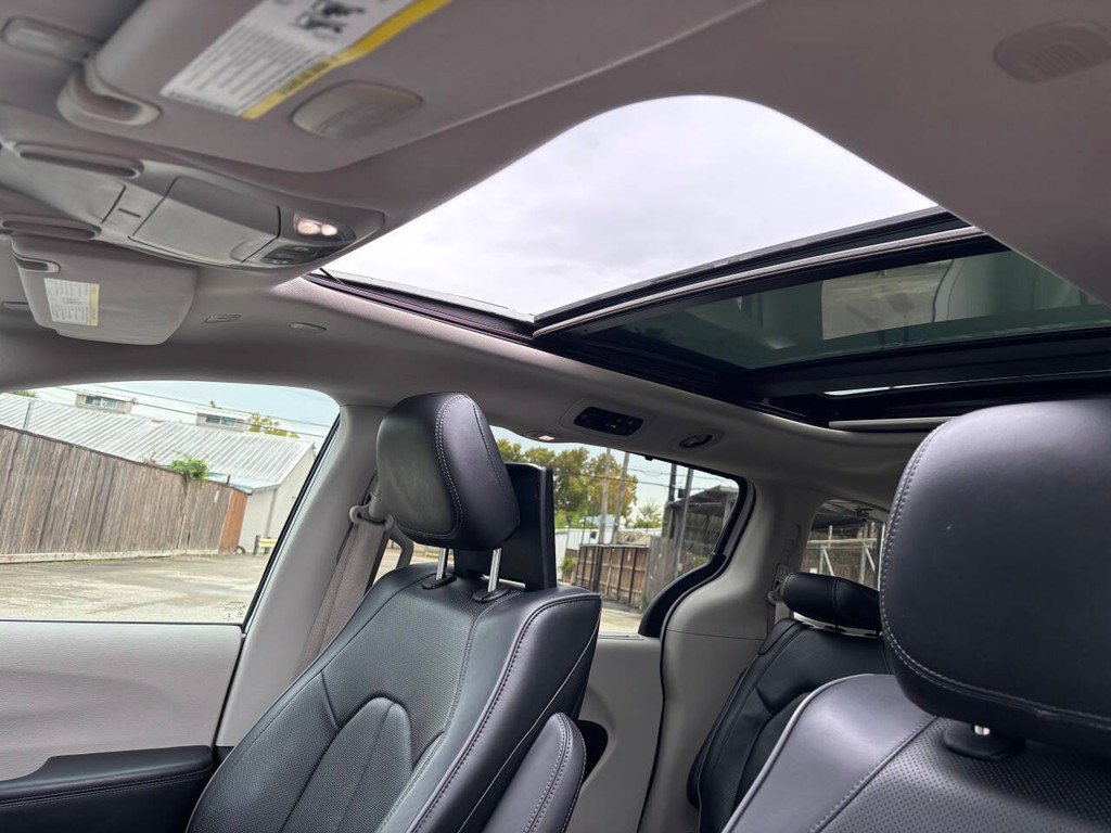 Chrysler Pacifica Vehicle Full-screen Gallery Image 33