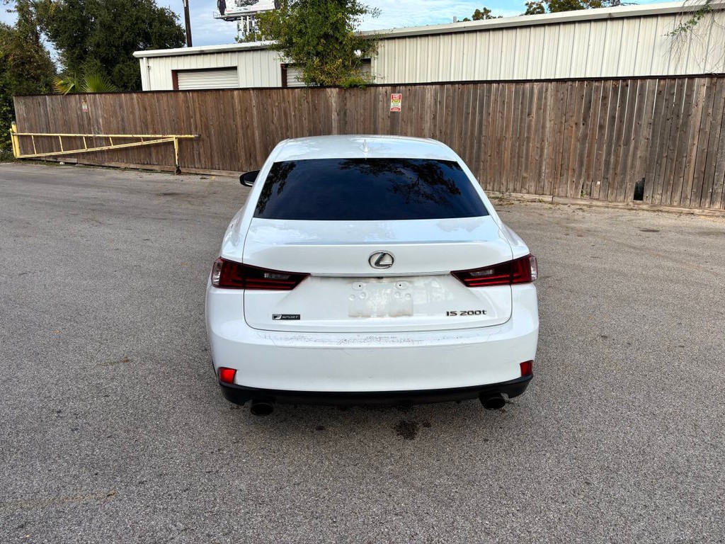 Lexus IS 200t Vehicle Full-screen Gallery Image 06