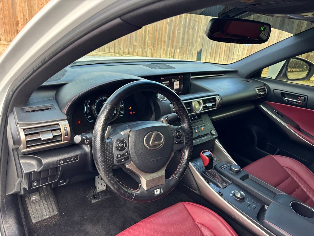 Lexus IS 200t Vehicle Full-screen Gallery Image 08