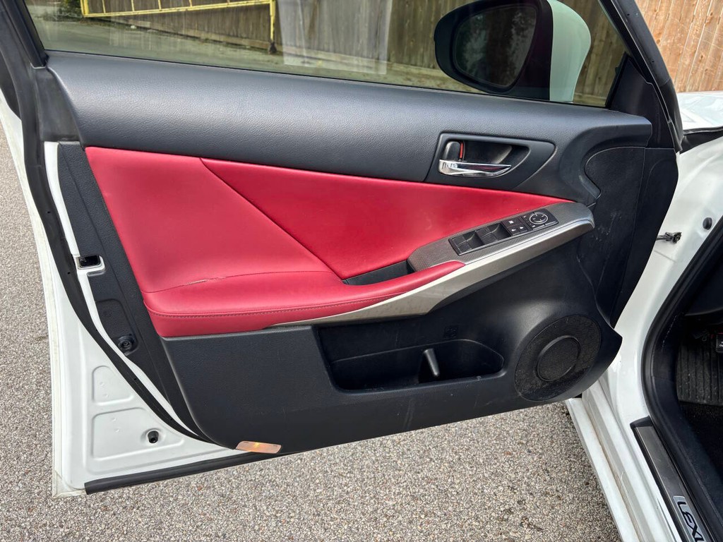 Lexus IS 200t Vehicle Full-screen Gallery Image 10