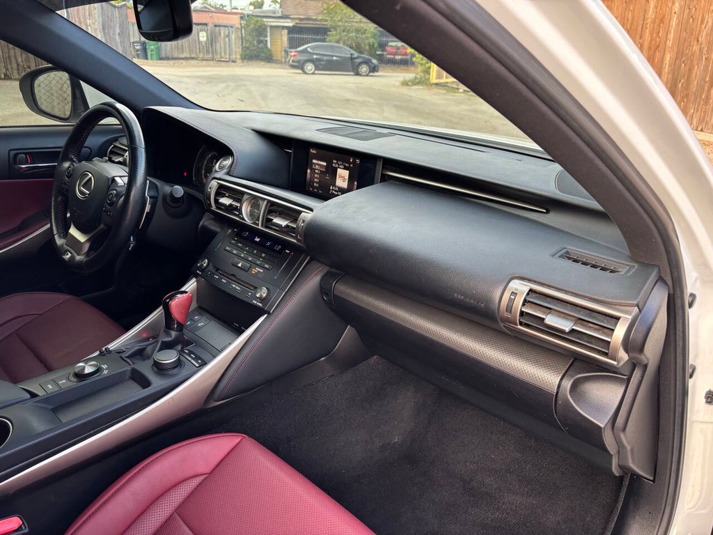 Lexus IS 200t Vehicle Full-screen Gallery Image 11