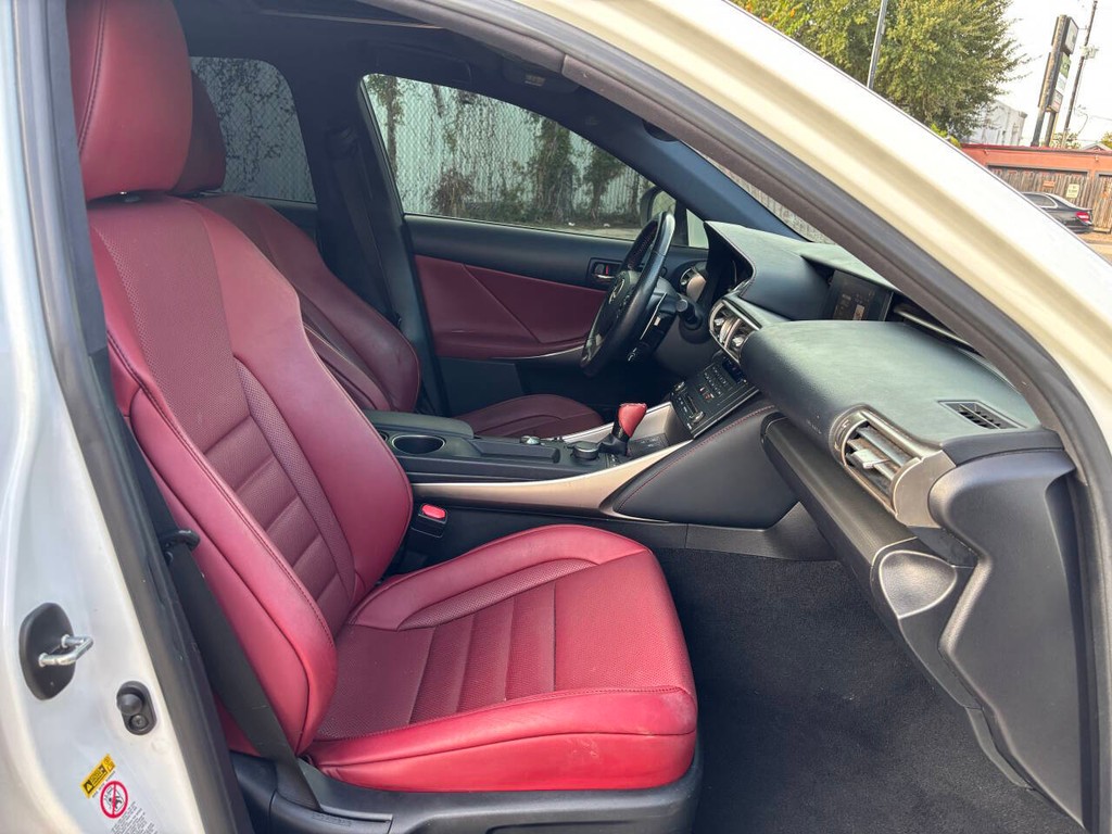 Lexus IS 200t Vehicle Full-screen Gallery Image 12