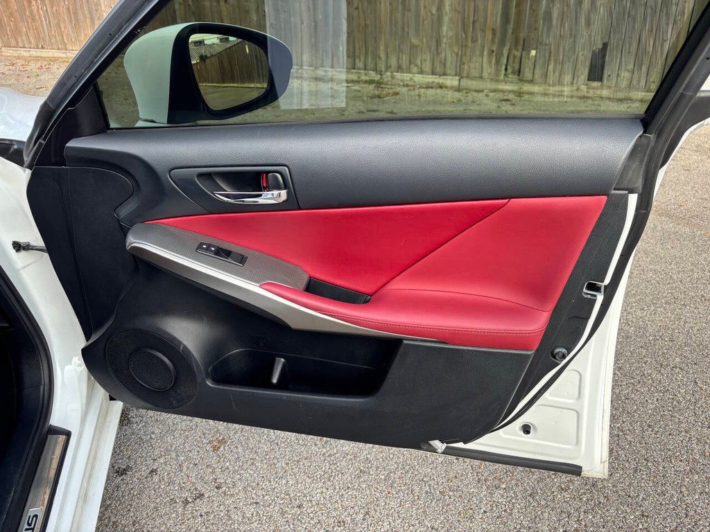 Lexus IS 200t Vehicle Full-screen Gallery Image 13