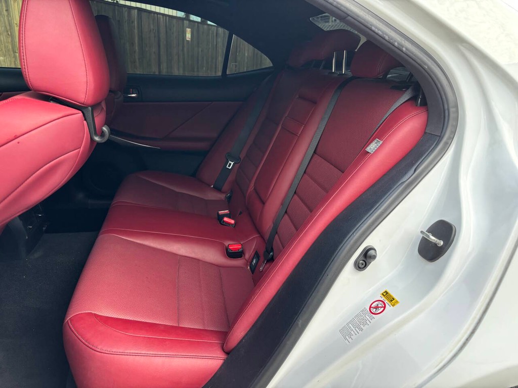 Lexus IS 200t Vehicle Full-screen Gallery Image 14