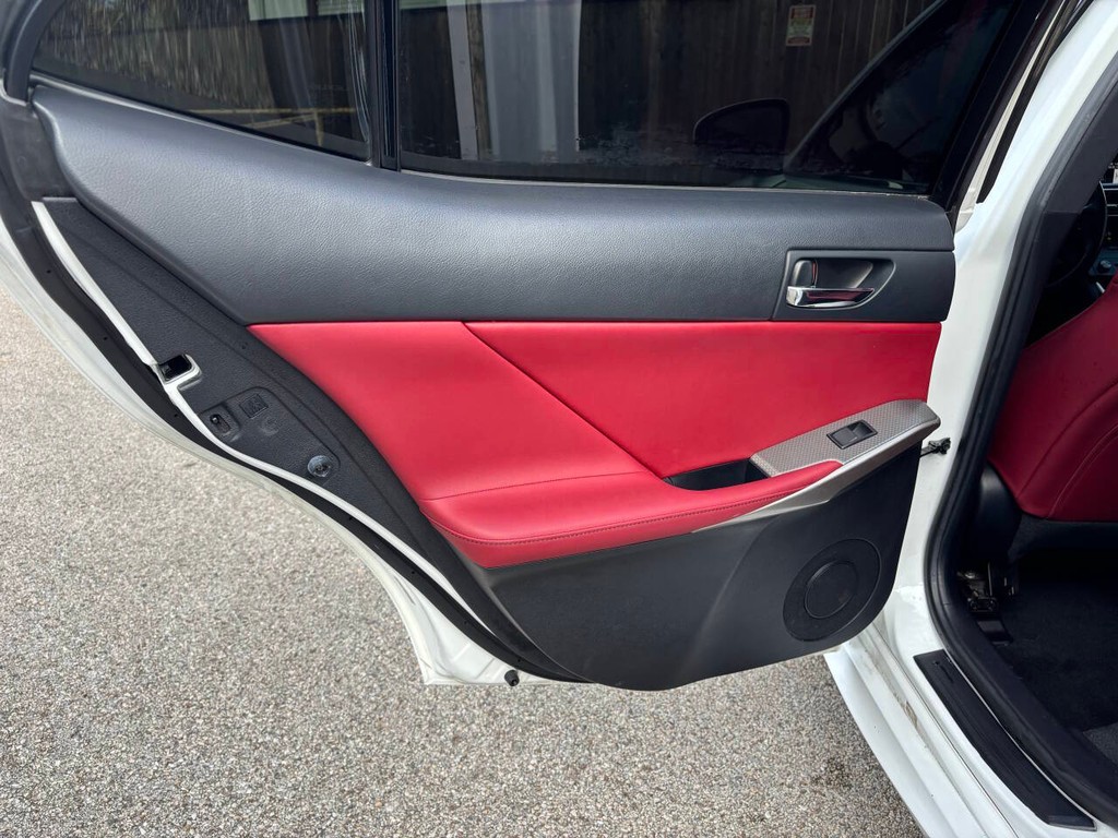 Lexus IS 200t Vehicle Full-screen Gallery Image 15