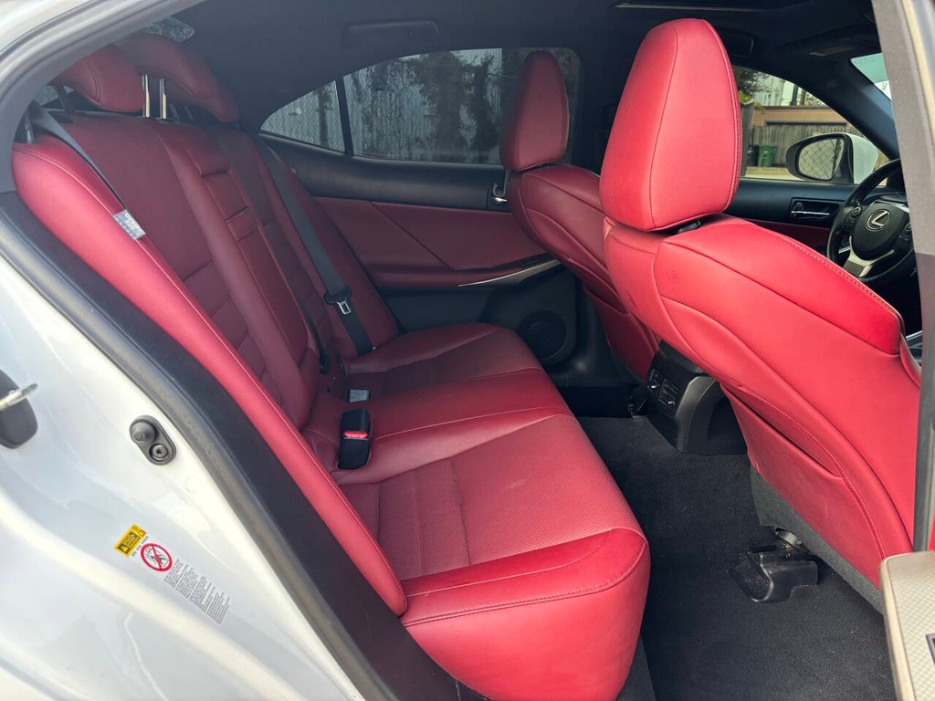 Lexus IS 200t Vehicle Full-screen Gallery Image 16